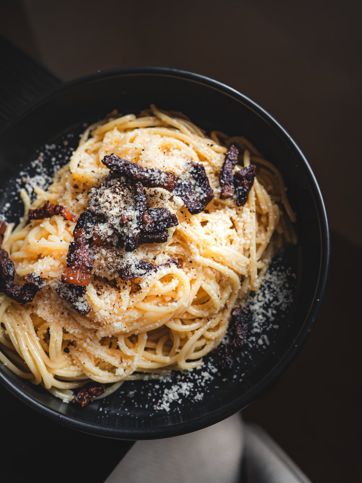 Carbonara s guanciale a pecorinom v čiernej miske