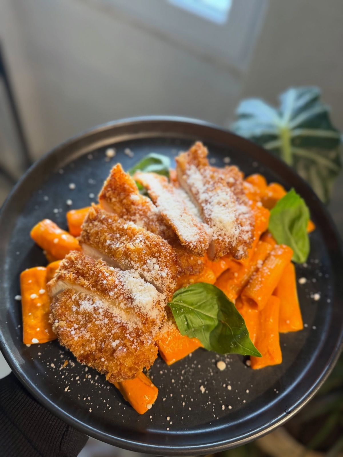 Chrumkavý kurací rezeň na rigatoni v paradajkovej omáčke