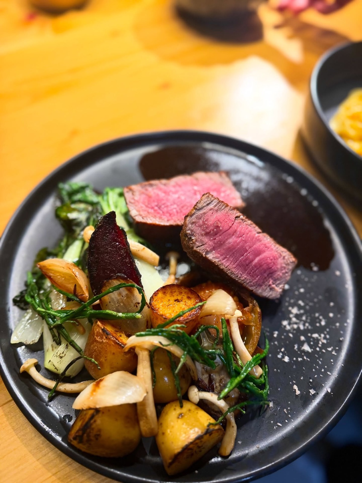 Steak s omáčkou, zemiakmi a hubami